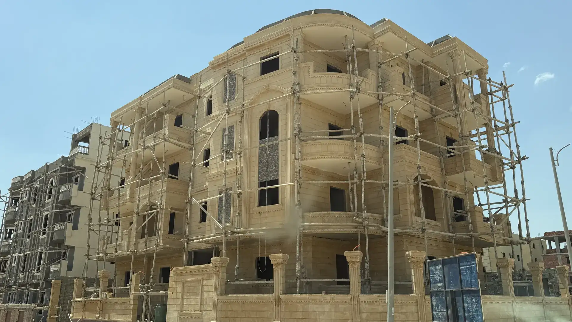 عمارة أفاق السكنية في مدينة بدر في مرحلة تشطيب الواجهة