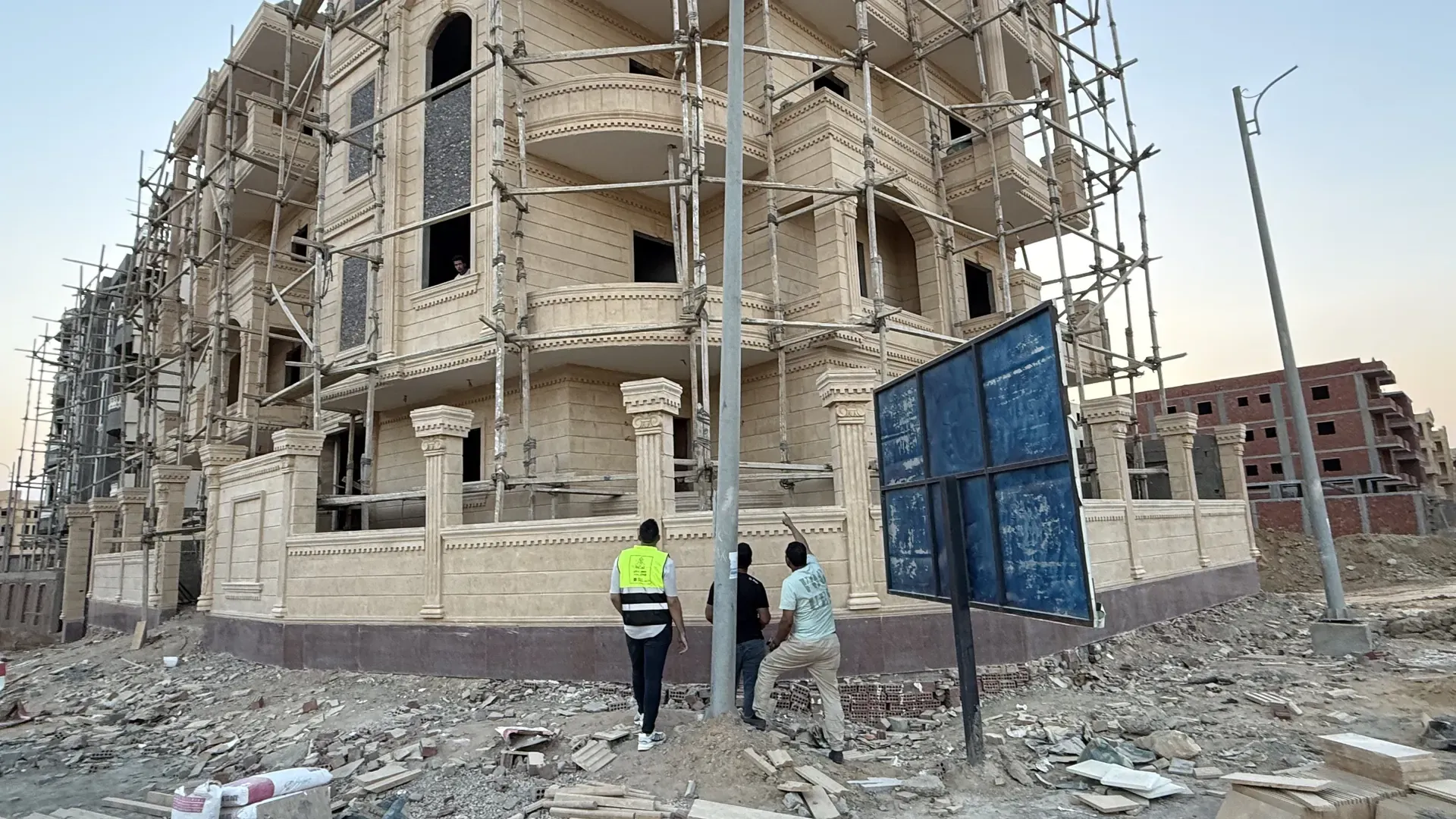 AFAQ residential building in Badr City at the stage: Stone cladding