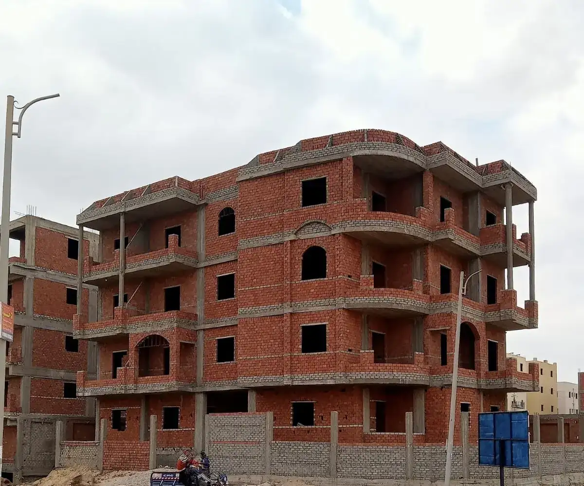 عمارة أفاق السكنية في مدينة بدر في مرحلة المباني بالطوب